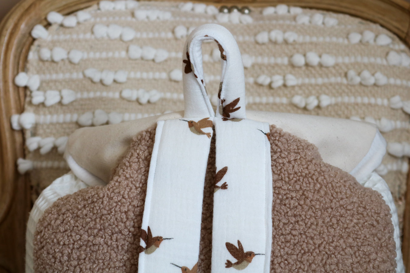 En Stock ◉ - Sac à Dos Enfant Fait Main – Beige, Danse des Colibris - Garçon